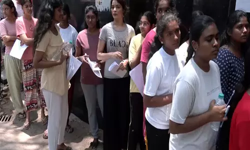 कड़ी सुरक्षा व्यवस्था के बीच NEET UG 2025 परीक्षा शुरू कड़ी सुरक्षा व्यवस्था के बीच NEET UG 2025 परीक्षा शुरू