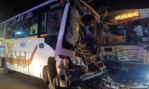 महेश्वरम में TGSRTC बस की टक्कर: कई यात्री घायल महेश्वरम में TGSRTC बस की टक्कर: कई यात्री घायल