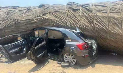 ट्रक से लकड़ी के लट्ठे गिरने से कार सवार घायल, पीड़ितों की मदद के लिए पहुंचे Harish Rao