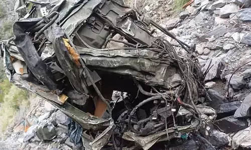 J&K : सेना का वाहन खाई में गिरा, तीन जवानों की मौके पर ही मौत