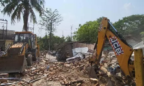 Bengal: रेलवे ने हत्या के आरोपी तृणमूल कांग्रेस के निष्कासित नेता का कार्यालय ढहाया Bengal: रेलवे ने हत्या के आरोपी तृणमूल कांग्रेस के निष्कासित नेता का कार्यालय ढहाया