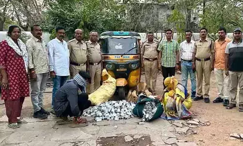 महाराष्ट्र से अवैध शराब की तस्करी के आरोप में Adilabad में एक पुरुष और एक महिला गिरफ्तार