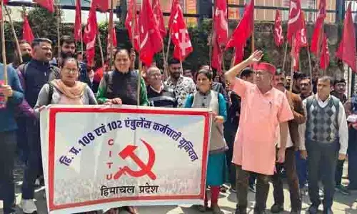 Himachal: एम्बुलेंस कर्मचारियों ने कम वेतन और उत्पीड़न के खिलाफ प्रदर्शन किया