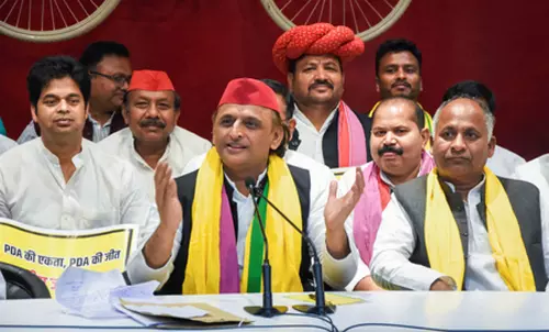 राजनीति की बिसात पर अखिलेश यादव की चाल, छोटे मोहरों से बड़े दांव की तैयारी राजनीति की बिसात पर अखिलेश यादव की चाल, छोटे मोहरों से बड़े दांव की तैयारी