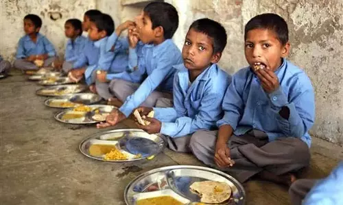 Andhra : उच्च प्राथमिक स्तर पर 77% छात्र भोजन कर रहे Andhra : उच्च प्राथमिक स्तर पर 77% छात्र भोजन कर रहे