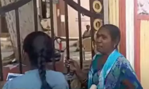 Karimnagar : NEET परीक्षा के लिए 3 मिनट की देरी छात्र की मां रो पड़ी Karimnagar : NEET परीक्षा के लिए 3 मिनट की देरी छात्र की मां रो पड़ी