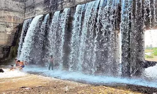 सिंचाई विभाग के अधिकारियों ने चार साल से लीकेज की मरम्मत नहीं की सिंचाई विभाग के अधिकारियों ने चार साल से लीकेज की मरम्मत नहीं की