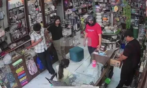 किशोरी ने व्यापारी पर चलाई ब्लेड, ग्राहकों के उड़े होश