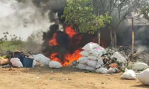 विरालिमलाई के पास पुरानी लोहे की दुकान में लगी आग विरालिमलाई के पास पुरानी लोहे की दुकान में लगी आग