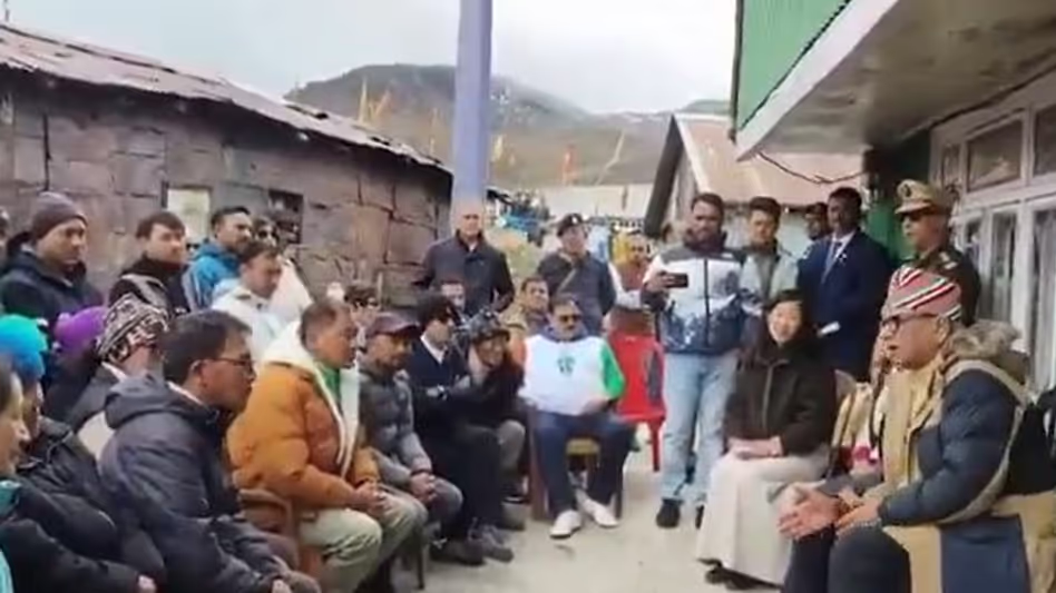 Sikkim के राज्यपाल ने नाथुला दौरे के दौरान सैनिकों और स्थानीय लोगों से बातचीत की