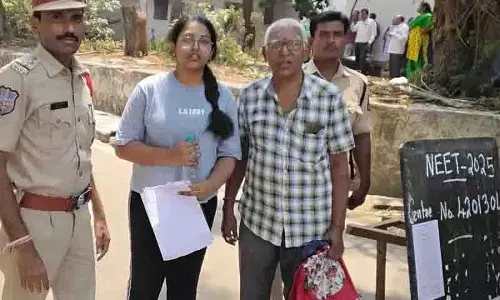 राचकोंडा पुलिस की त्वरित कार्रवाई से NEET UG छात्र समय पर परीक्षा केंद्र पर पहुंचा राचकोंडा पुलिस की त्वरित कार्रवाई से NEET UG छात्र समय पर परीक्षा केंद्र पर पहुंचा
