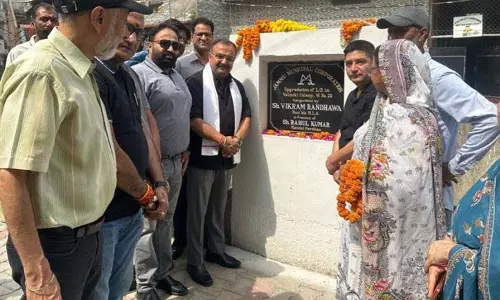 Jammu: रंधावा ने वाल्मीकि कॉलोनी में शौचालय परिसर का उद्घाटन किया Jammu: रंधावा ने वाल्मीकि कॉलोनी में शौचालय परिसर का उद्घाटन किया