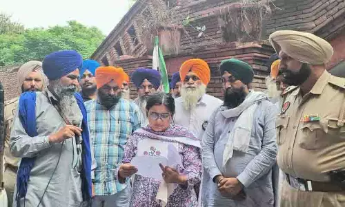Amritsar: किसानों ने प्रतिकूल मौसम के कारण फसल नुकसान के लिए मुआवजे की मांग की Amritsar: किसानों ने प्रतिकूल मौसम के कारण फसल नुकसान के लिए मुआवजे की मांग की