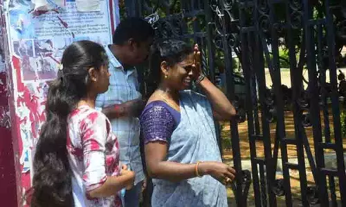 सिद्दीपेट में परीक्षा केंद्र पर देर से पहुंचने पर NEET अभ्यर्थी को प्रवेश से रोका गया सिद्दीपेट में परीक्षा केंद्र पर देर से पहुंचने पर NEET अभ्यर्थी को प्रवेश से रोका गया