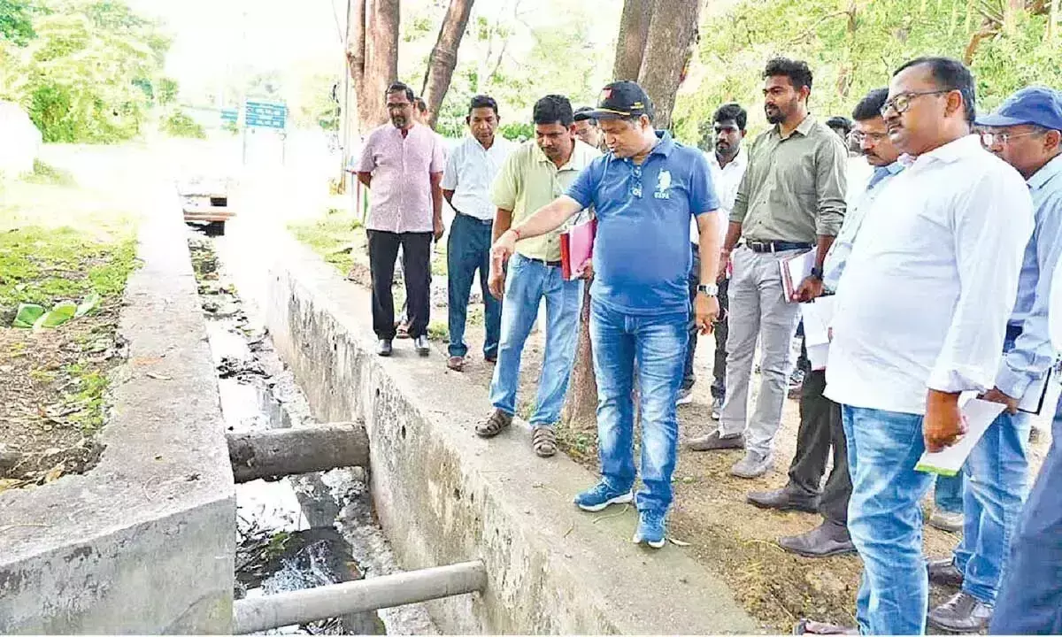 Andhra: वाल्टेयर डीआरएम ने डॉल्फिन नोज कॉलोनी में सुविधाओं का निरीक्षण किया Andhra: वाल्टेयर डीआरएम ने डॉल्फिन नोज कॉलोनी में सुविधाओं का निरीक्षण किया