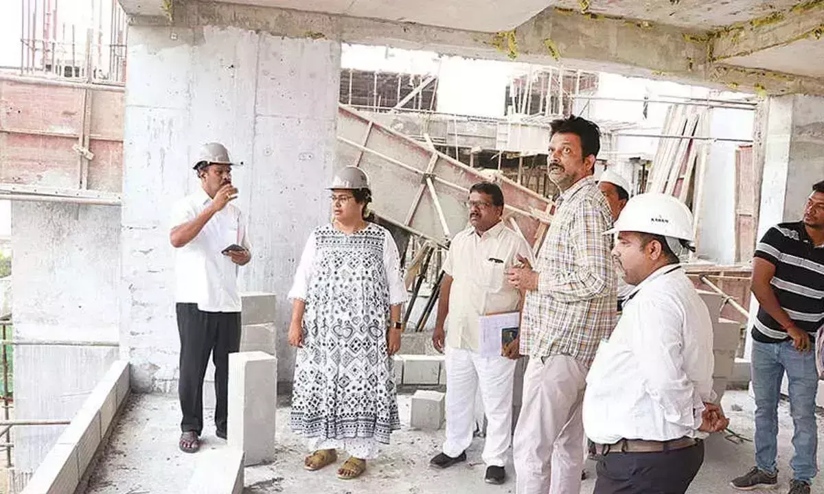 नीलामी से पहले सिविक प्रमुख ने TUDA टावर्स का निरीक्षण किया नीलामी से पहले सिविक प्रमुख ने TUDA टावर्स का निरीक्षण किया