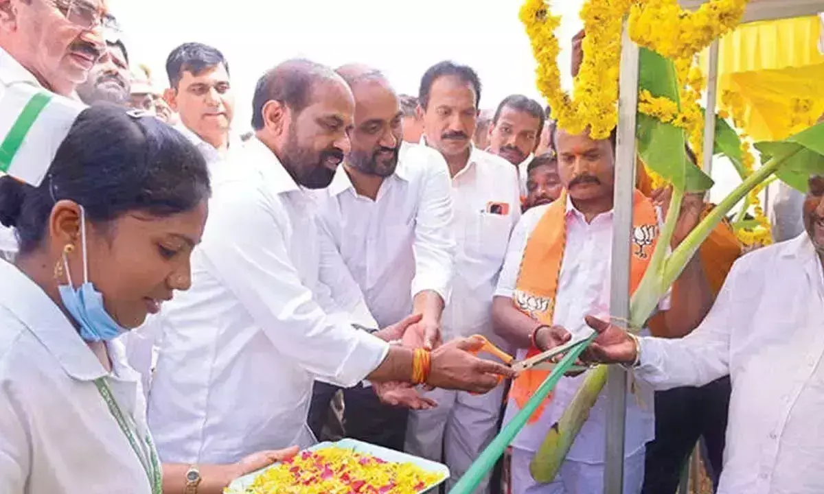 Andhra: मंत्री ने विंजामुरु मंडल में डायलिसिस केंद्र का उद्घाटन किया Andhra: मंत्री ने विंजामुरु मंडल में डायलिसिस केंद्र का उद्घाटन किया