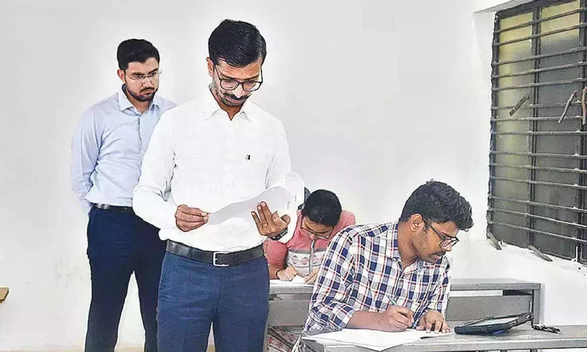 कलेक्टर ने APPSC ग्रुप-I मुख्य परीक्षा केंद्र का निरीक्षण किया