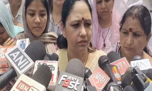 CM की पत्नी सुमन सैनी ने करनाल में नौसेना अधिकारी विनय नरवाल की श्रद्धांजलि सभा में उन्हें श्रद्धांजलि दी CM की पत्नी सुमन सैनी ने करनाल में नौसेना अधिकारी विनय नरवाल की श्रद्धांजलि सभा में उन्हें श्रद्धांजलि दी