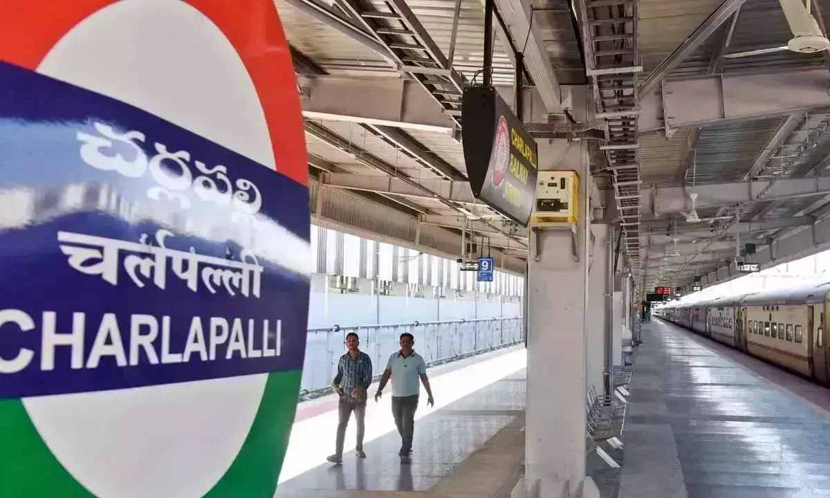 Telangana: तेज हवाओं ने चेरलापल्ली रेलवे स्टेशन की चादरें उड़ा दीं Telangana: तेज हवाओं ने चेरलापल्ली रेलवे स्टेशन की चादरें उड़ा दीं
