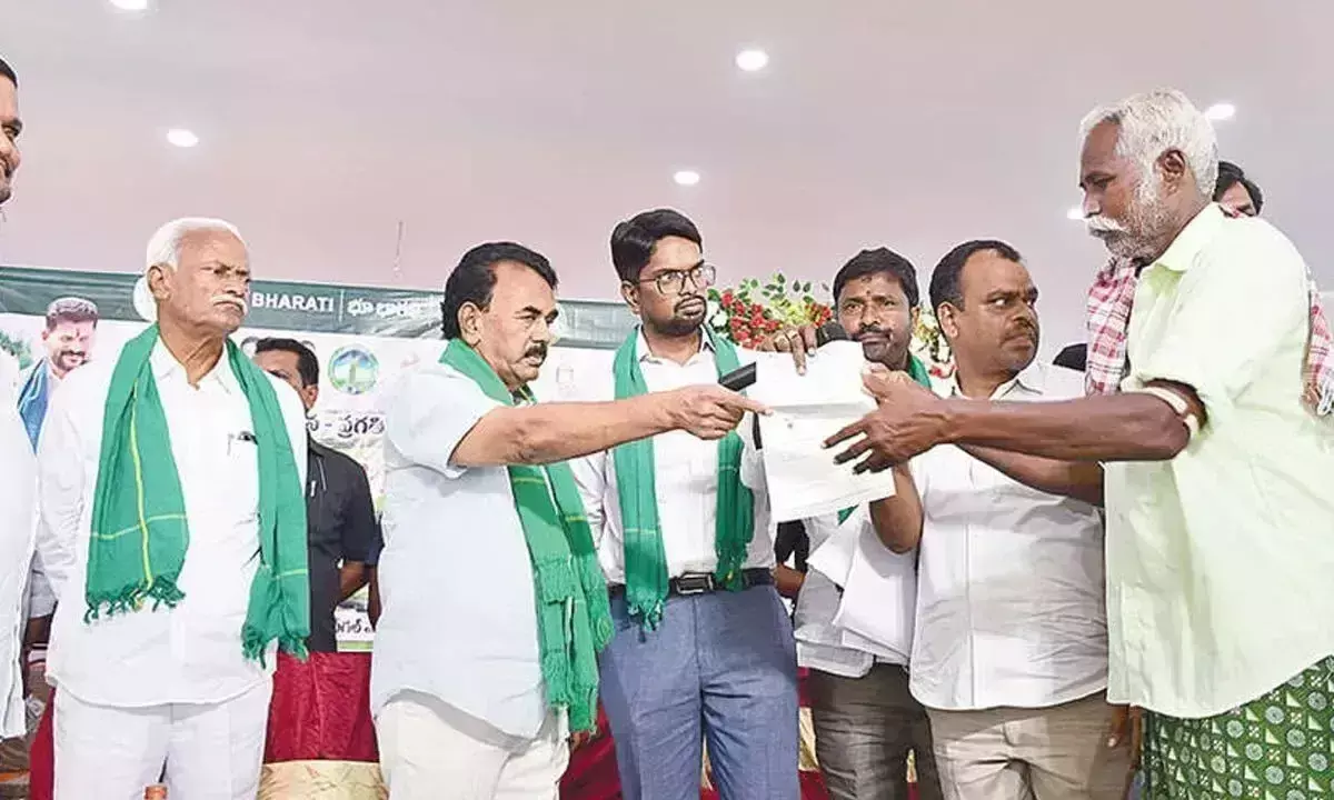 Telangana: गरीबों से पैसे बचाने के लिए सरकारी योजनाओं का लाभ उठाने का आग्रह Telangana: गरीबों से पैसे बचाने के लिए सरकारी योजनाओं का लाभ उठाने का आग्रह