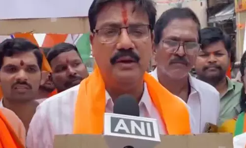 BJP नेता महेंद्र, पार्टी कार्यकर्ताओं द्वारा चारमीनार पर विरोध प्रदर्शन