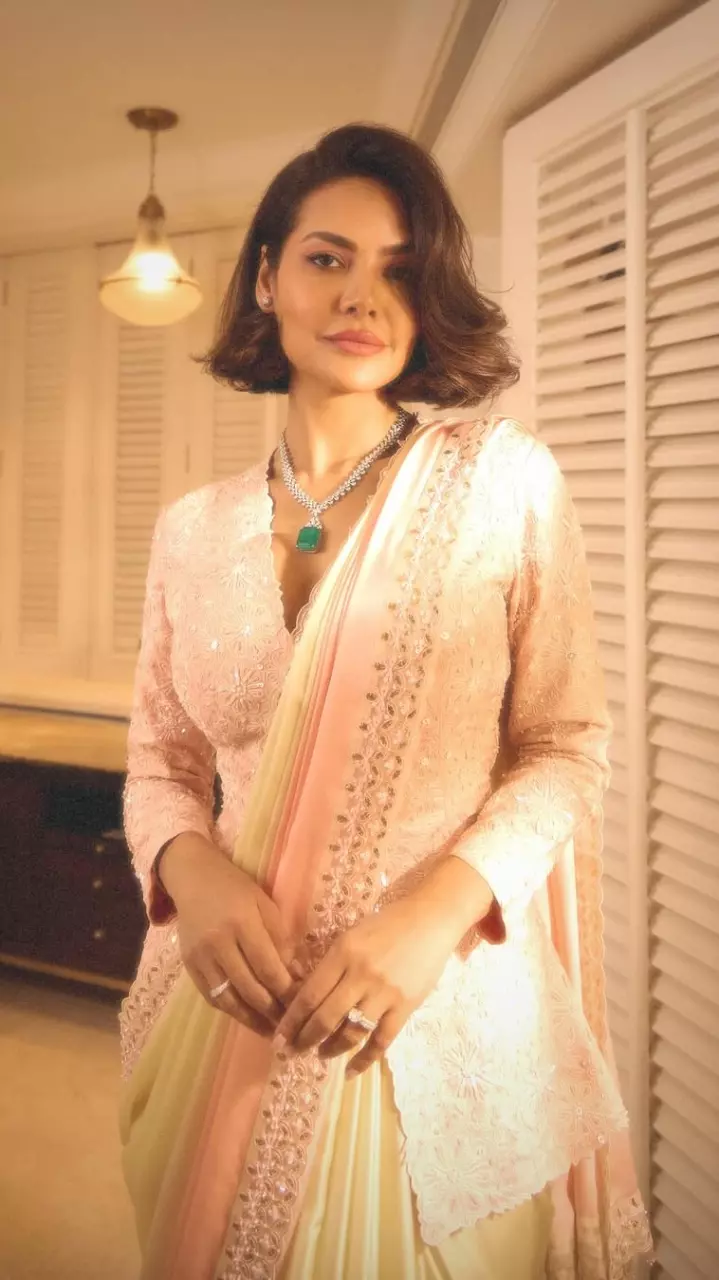 सामने आया Esha Gupta का नया फोटोशूट
