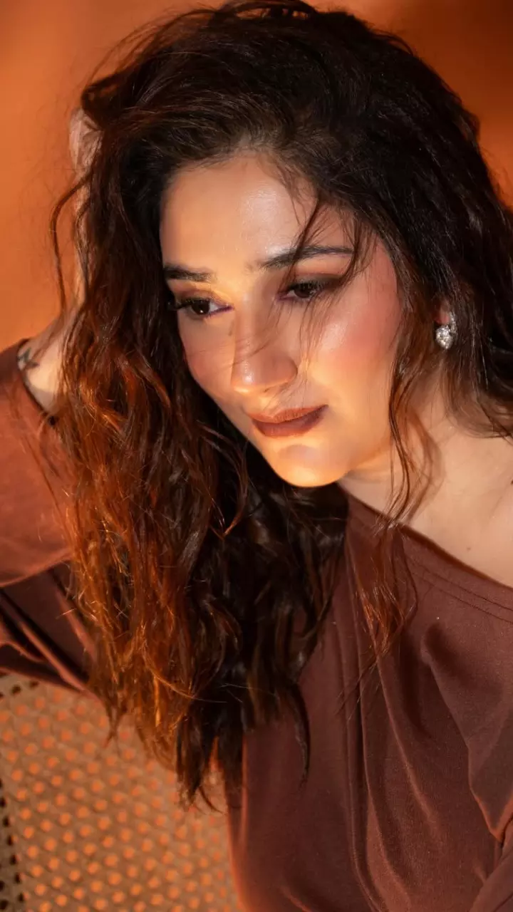 Disha Parmar ने लगाया बोल्ड नेस का तड़का