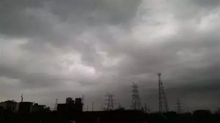 उत्तराखंड : मसूरी में भारी बारिश के कारण सड़क बंद उत्तराखंड : मसूरी में भारी बारिश के कारण सड़क बंद