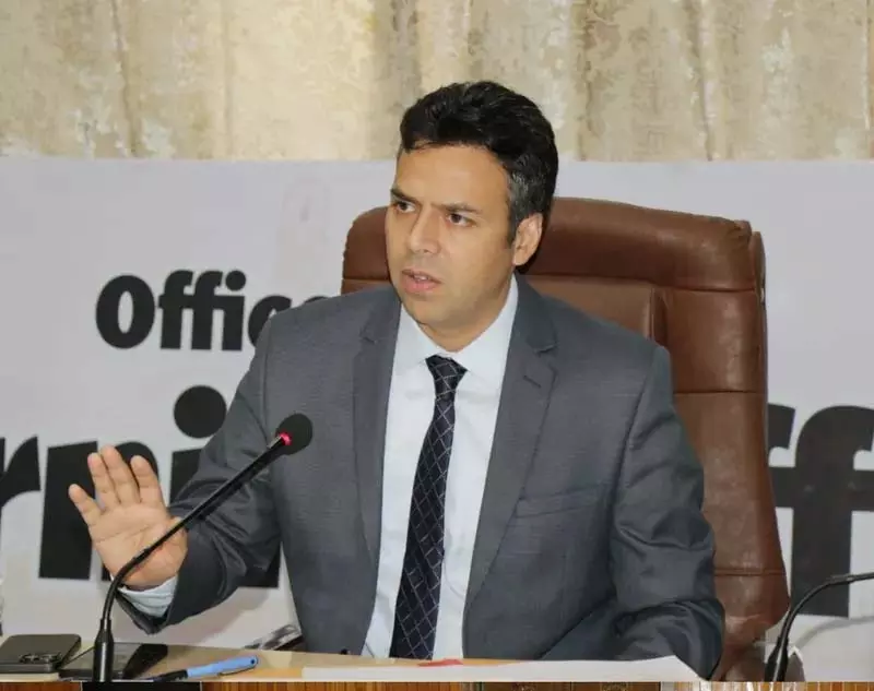 DC श्रीनगर ने हज यात्रियों की सुरक्षित यात्रा की कामना की DC श्रीनगर ने हज यात्रियों की सुरक्षित यात्रा की कामना की