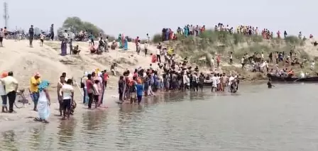 छपरा : सरयू नदी में नहाने गए चार युवक डूबे, एक की मौत, तीन को बचाया गया छपरा : सरयू नदी में नहाने गए चार युवक डूबे, एक की मौत, तीन को बचाया गया