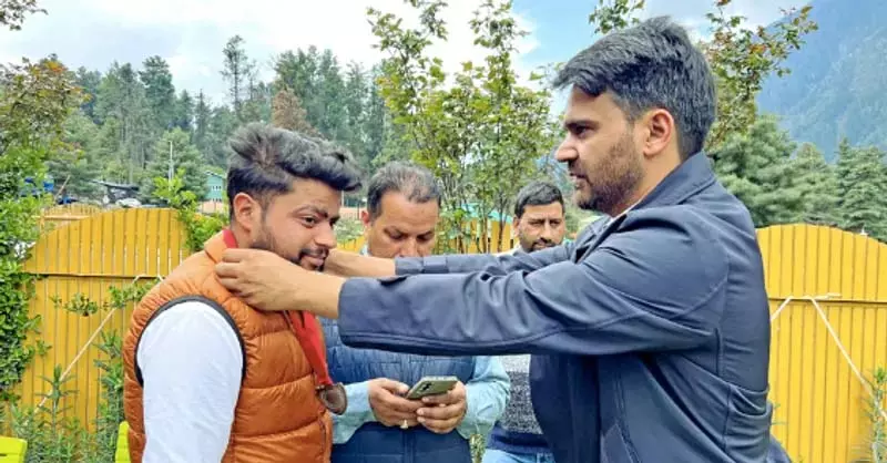 Anantnag बैसरन हमले में वीरता दिखाने वाले 34 युवाओं को सम्मान Anantnag बैसरन हमले में वीरता दिखाने वाले 34 युवाओं को सम्मान