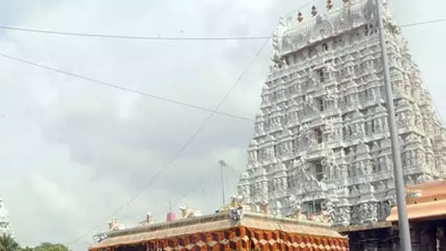 अरुणाचलेश्वर मंदिर में श्रद्धालुओं की भीड़ अरुणाचलेश्वर मंदिर में श्रद्धालुओं की भीड़