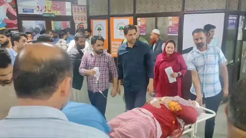 जम्मू-कश्मीर के राजौरी में मकान ढहने से 22 लोग घायल जम्मू-कश्मीर के राजौरी में मकान ढहने से 22 लोग घायल
