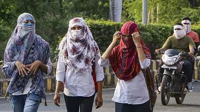 कातिरी हीटवेव: वेल्लोर में 105 डिग्री फारेनहाइट तापमान दर्ज! कातिरी हीटवेव: वेल्लोर में 105 डिग्री फारेनहाइट तापमान दर्ज!
