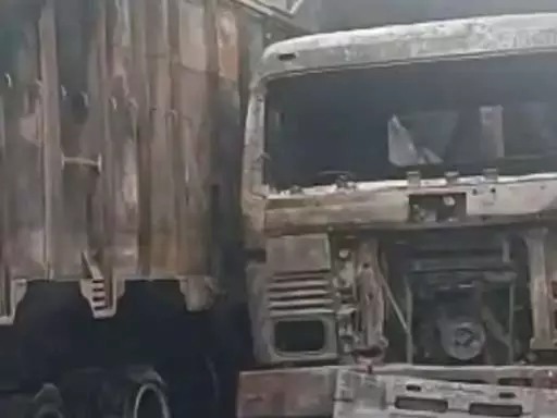 दो ट्रकों की हुई टक्कर, फिर आग लगने से ड्राइवर की मौत दो ट्रकों की हुई टक्कर, फिर आग लगने से ड्राइवर की मौत