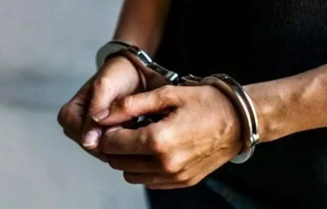 कोलकाता में बुजुर्ग कैंसर मरीज से ऑनलाइन धोखाधड़ी कर 49 लाख ठगे गए; युवक गिरफ्तार कोलकाता में बुजुर्ग कैंसर मरीज से ऑनलाइन धोखाधड़ी कर 49 लाख ठगे गए; युवक गिरफ्तार