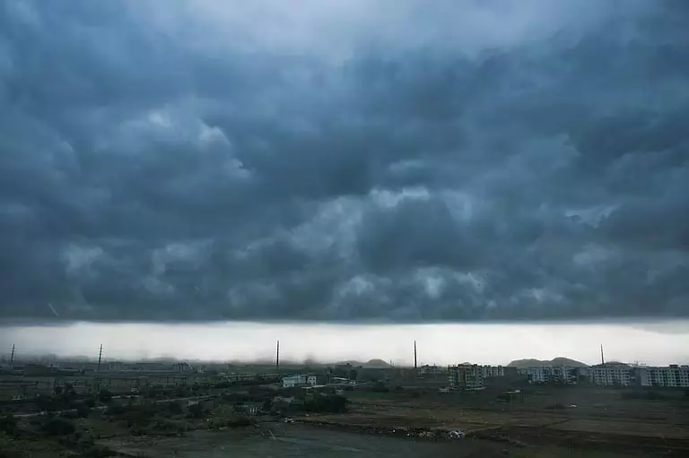 बारिश प्रभावित क्षेत्रों में बिजली आपूर्ति बिना किसी व्यवधान के तेजी से बहाल: Energy Department बारिश प्रभावित क्षेत्रों में बिजली आपूर्ति बिना किसी व्यवधान के तेजी से बहाल: Energy Department