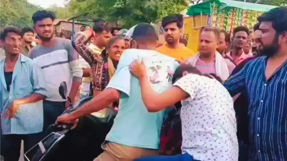 Kanpur: चाऊमीन खाने के बहाने बेटे और प्रेमिका की हुई सड़क पर शर्मनाक पिटाई Kanpur: चाऊमीन खाने के बहाने बेटे और प्रेमिका की हुई सड़क पर शर्मनाक पिटाई