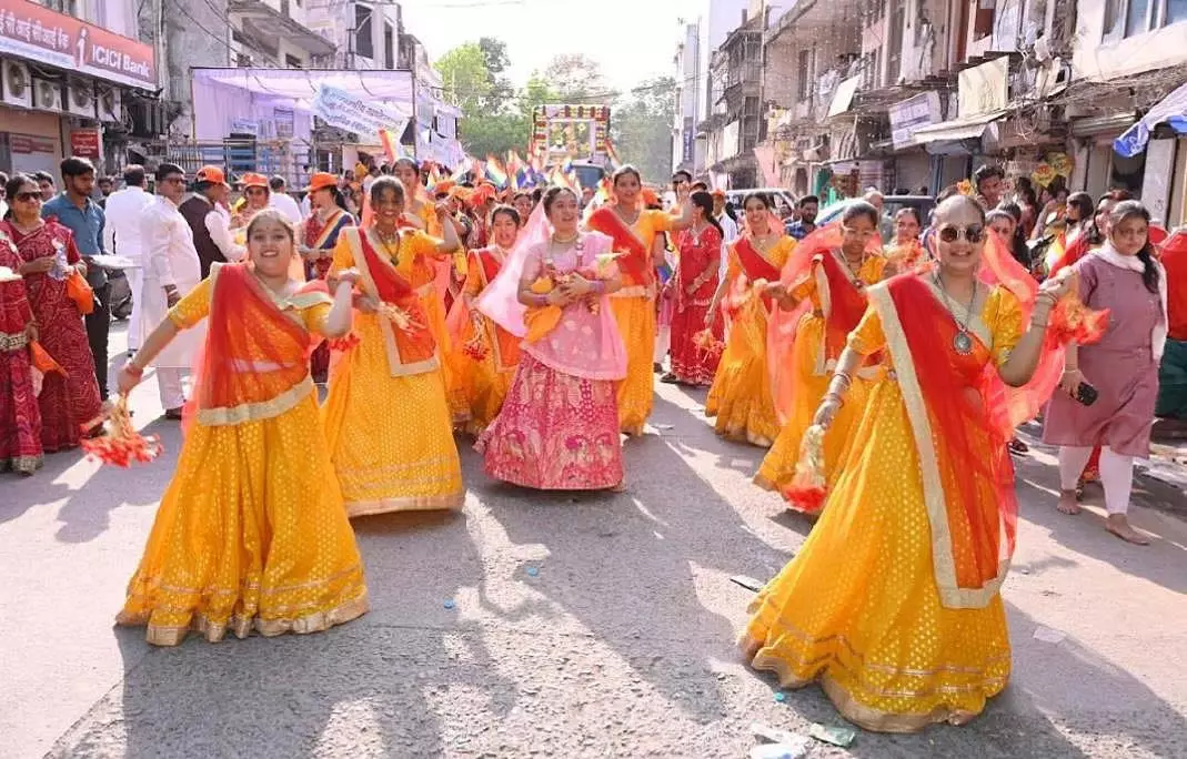 महावीर जयंती जुलूस में इंदौर के विभिन्न जैन समुदायों के कलात्मक चित्रण, आदिवासी नृत्य शामिल महावीर जयंती जुलूस में इंदौर के विभिन्न जैन समुदायों के कलात्मक चित्रण, आदिवासी नृत्य शामिल