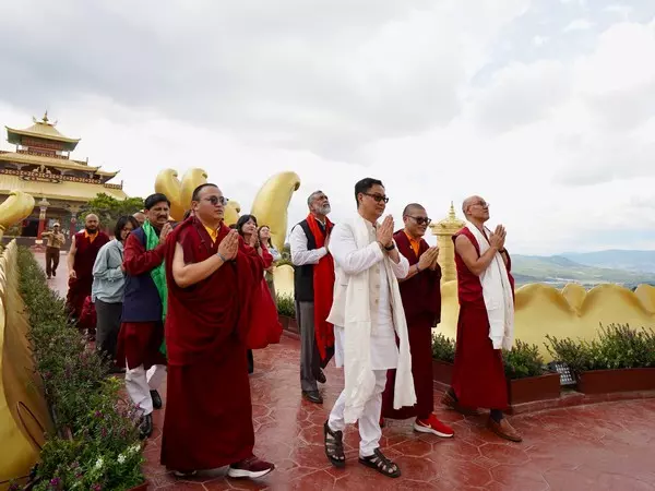 केंद्रीय मंत्री Kiren Rijiju ने वियतनाम में समतेन हिल्स दालात का दौरा किया केंद्रीय मंत्री Kiren Rijiju ने वियतनाम में समतेन हिल्स दालात का दौरा किया