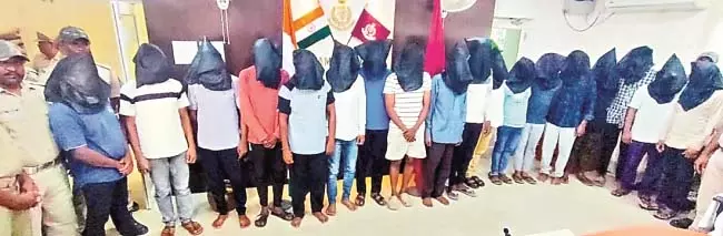 पुलिस की छापेमारी 18 लोग गिरफ्तार: 17 पिस्तौलें जब्त पुलिस की छापेमारी 18 लोग गिरफ्तार: 17 पिस्तौलें जब्त