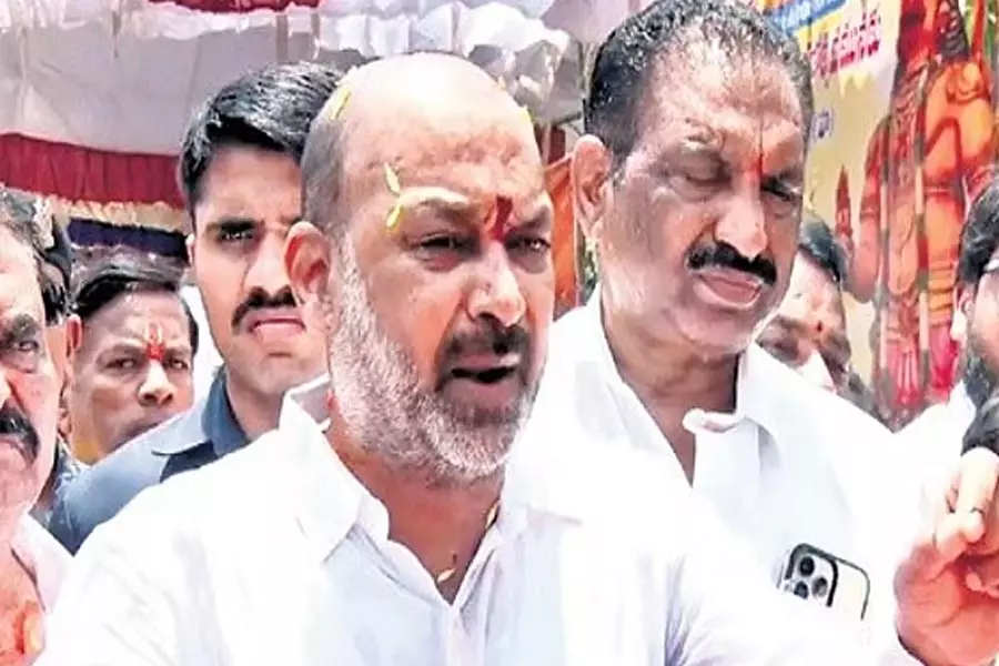 केंद्रीय मंत्री बंडी ने माओवादियों के प्रति तेलंगाना के सीएम रेवंत और केसीआर के नरम रुख की आलोचना की केंद्रीय मंत्री बंडी ने माओवादियों के प्रति तेलंगाना के सीएम रेवंत और केसीआर के नरम रुख की आलोचना की