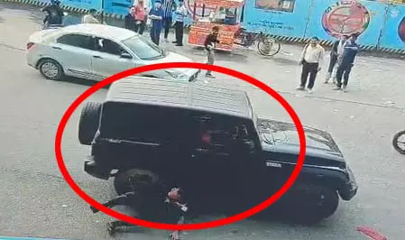 हॉर्न बजाने से मना किया तो चालक ने सिक्योरिटी गार्ड पर चढ़ा दी गाड़ी, 6 घंटे के भीतर पकड़ा गया आरोपी हॉर्न बजाने से मना किया तो चालक ने सिक्योरिटी गार्ड पर चढ़ा दी गाड़ी, 6 घंटे के भीतर पकड़ा गया आरोपी