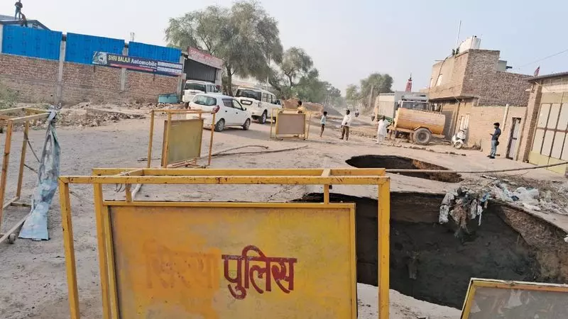 Sirsa के रानिया रोड पर बड़े-बड़े गड्ढे यातायात की समस्या का कारण Sirsa के रानिया रोड पर बड़े-बड़े गड्ढे यातायात की समस्या का कारण