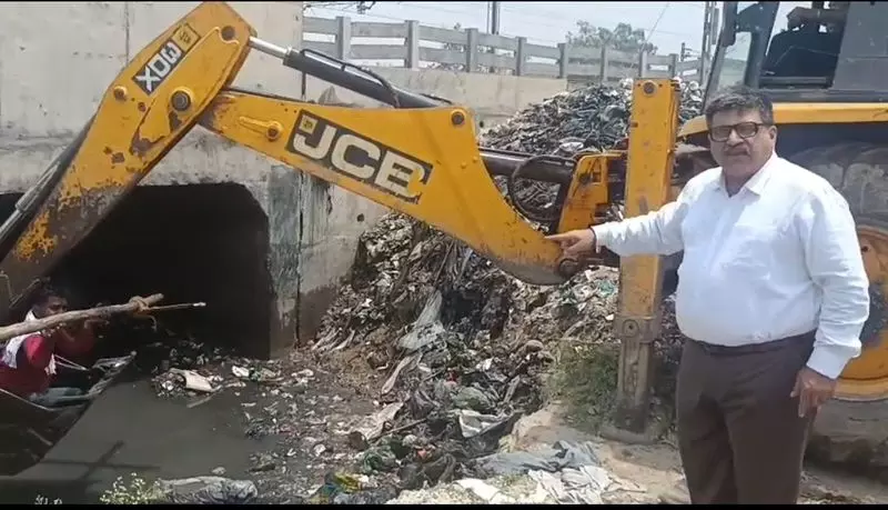 Haryana : अंबाला में पॉलीथीन और कूड़े से नालियां जाम Haryana : अंबाला में पॉलीथीन और कूड़े से नालियां जाम