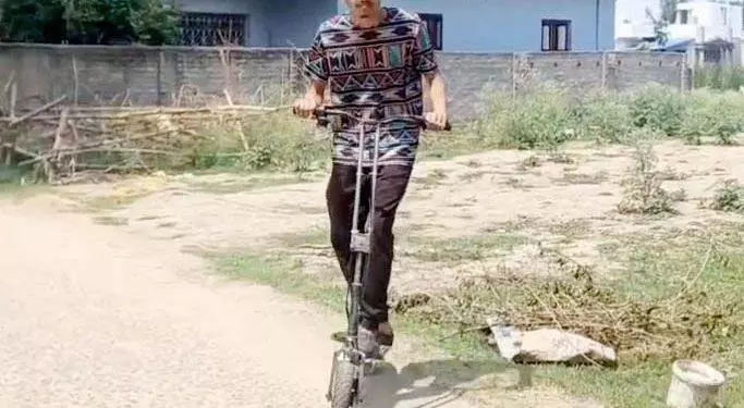 Odisha लड़के ने यूट्यूब ट्यूटोरियल देखकर बनाया ई-स्कूटर Odisha लड़के ने यूट्यूब ट्यूटोरियल देखकर बनाया ई-स्कूटर