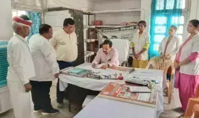Ballia: सीएमओ का औचक दौरा, स्वास्थ्यकर्मियों की लापरवाही पर सख्त कार्रवाई Ballia: सीएमओ का औचक दौरा, स्वास्थ्यकर्मियों की लापरवाही पर सख्त कार्रवाई