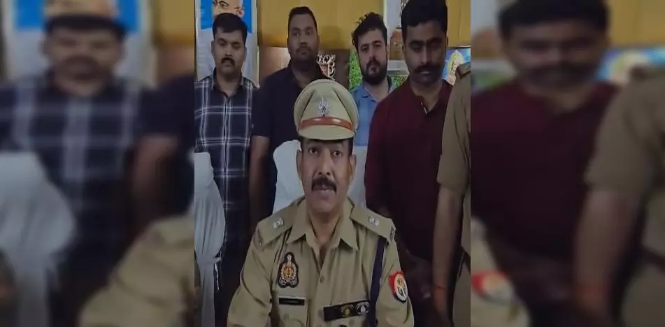 पुलिस से मुठभेड़ के बाद 25,000 का इनामी गिरफ्तार, जानें क्या-क्या मिला? पुलिस से मुठभेड़ के बाद 25,000 का इनामी गिरफ्तार, जानें क्या-क्या मिला?