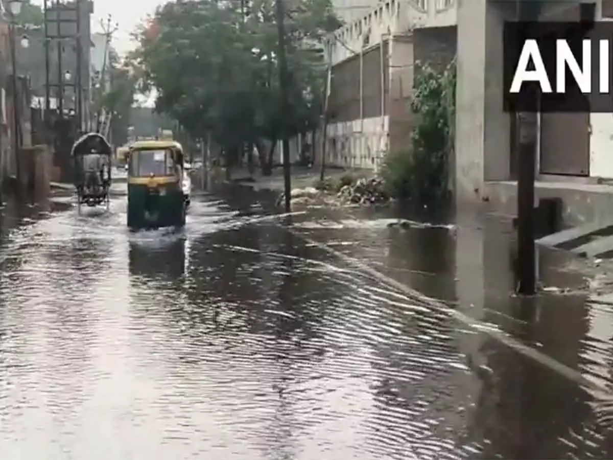 UP के मुरादाबाद में भारी बारिश, सड़कें जलमग्न UP के मुरादाबाद में भारी बारिश, सड़कें जलमग्न